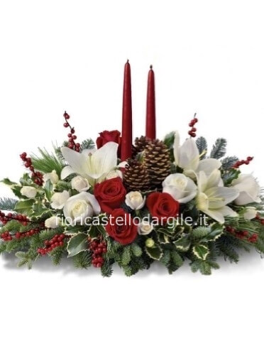 Composizione natalizia con fiori bianchi e rossi
