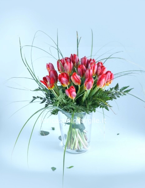 Bouquet di tulipani con verde decorativo
