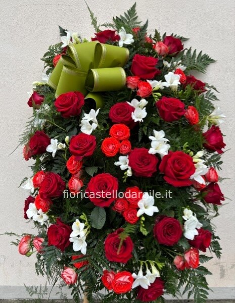 Cuscino funebre con rose rosse e nastro